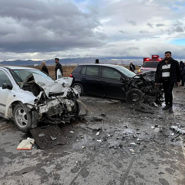 Otomobiller kafa kafaya çarpıştı; karı- koca öldü, 3 kişi yaralandı