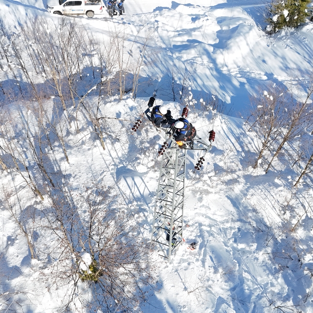 Artvin'de kesintisiz enerji için ekipler zorlu kış şartlarıyla mücadele edi...