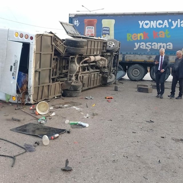 Balıkesir'de öğrenci servisi ile TIR çarpıştı; 8'i ağır, 29 yaralı
