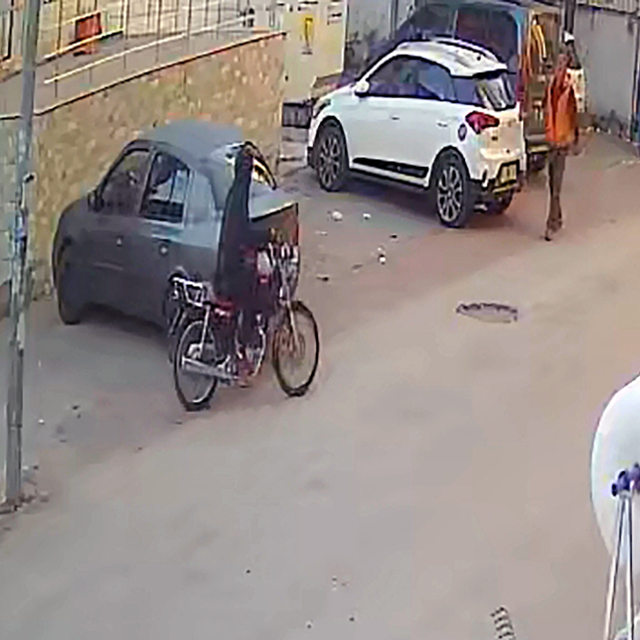 Trafikte cam silip, evine giderken motosiklet çalmış