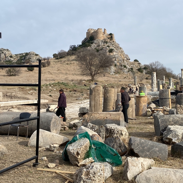 Çukurova'nın Efes'inde depremde yıkılan sütunlu yol, ayağa kaldırılıyor