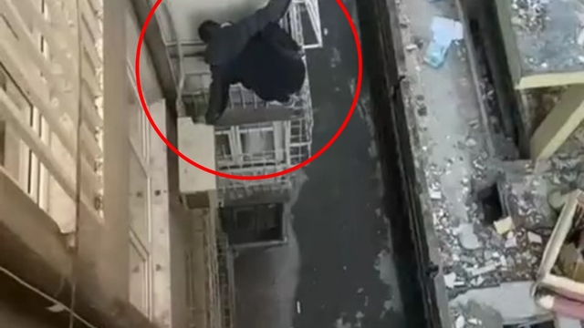 Hırsızlık için 3'üncü kata tırmandı, o anlar kamerada