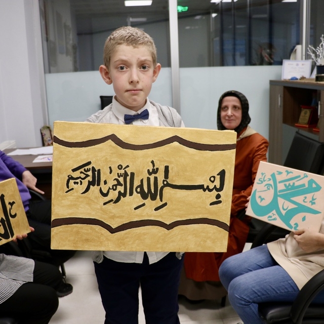 Otizmli 11 yaşındaki Yusuf'un yazdığı hatlar görenleri şaşırtıyor