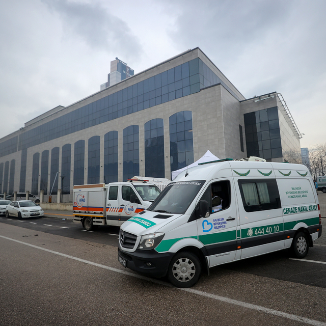 Balıkesir'de mühimmat fabrikasındaki patlamada ölenlerin otopsi işlemleri t...