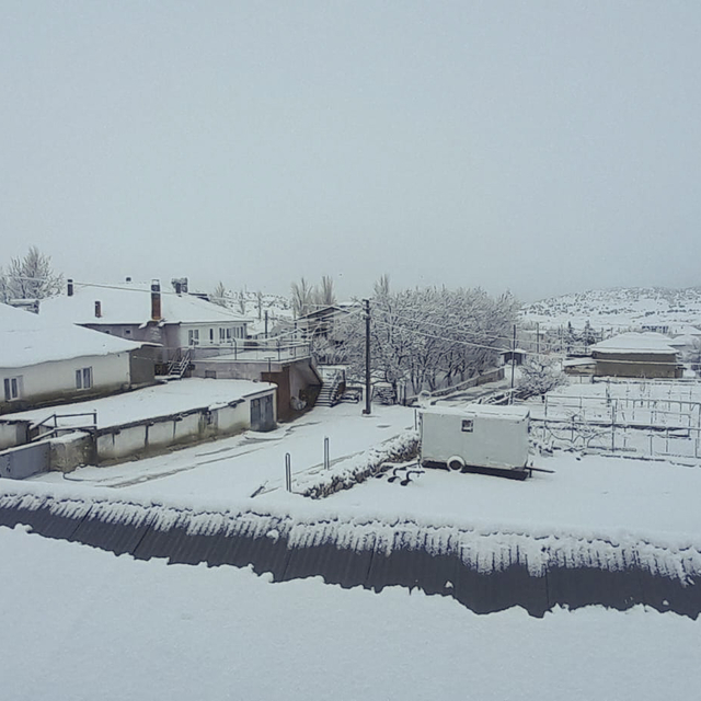 Antalya'nın yüksek kesimlerinde kar, kent merkezinde ise sağanak etkili olu...