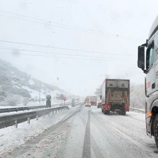 Burdur'da kar yağışı ulaşımı aksattı