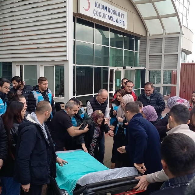 Balıkesir'de öğrenci servisi ile TIR çarpıştı; 3'ü ağır, 28 yaralı (3)