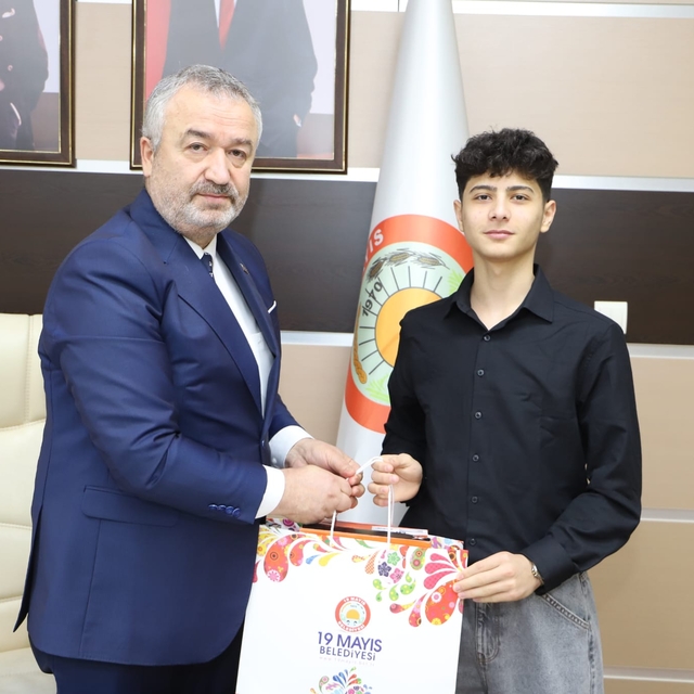 19 Mayıs Belediye Başkanı Topaloğlu başarılı sporcuları ağırladı