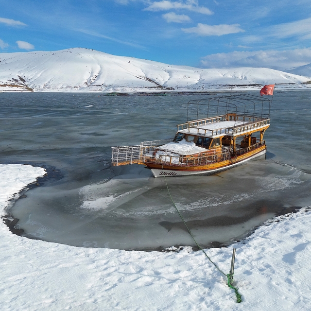 Bayburt'ta Demirözü Barajı'nın yüzeyi kısmen buz tuttu