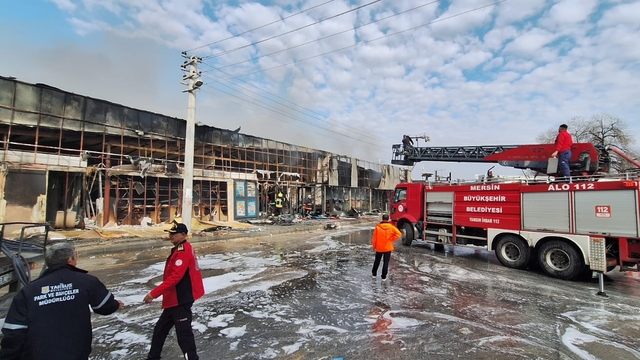 Mersin'de çıkan yangın 2 markette hasara neden oldu