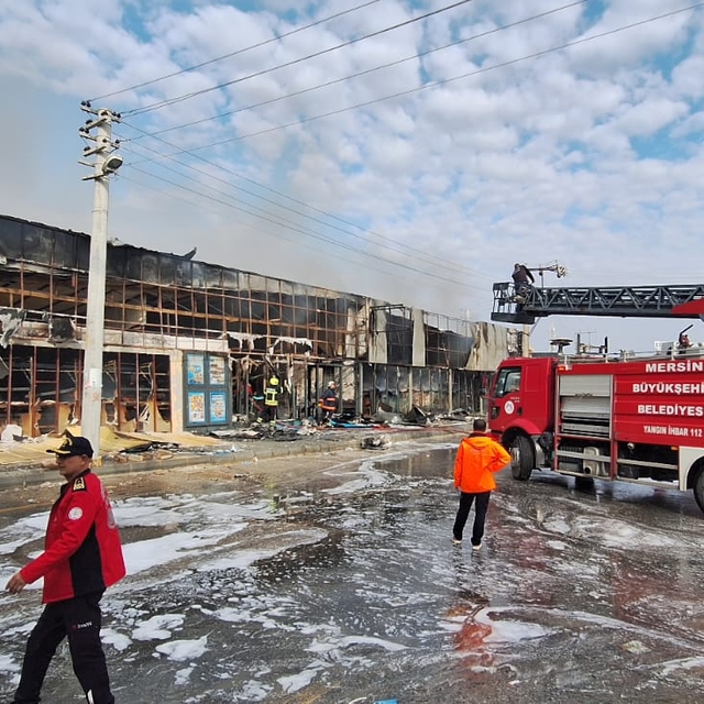 Mersin'de çıkan yangın 2 markette hasara neden oldu