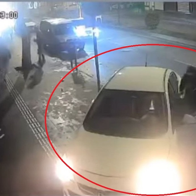 Otomobilin, park halindeki araca çarpıp kaldırıma çıktığı kaza kamerada