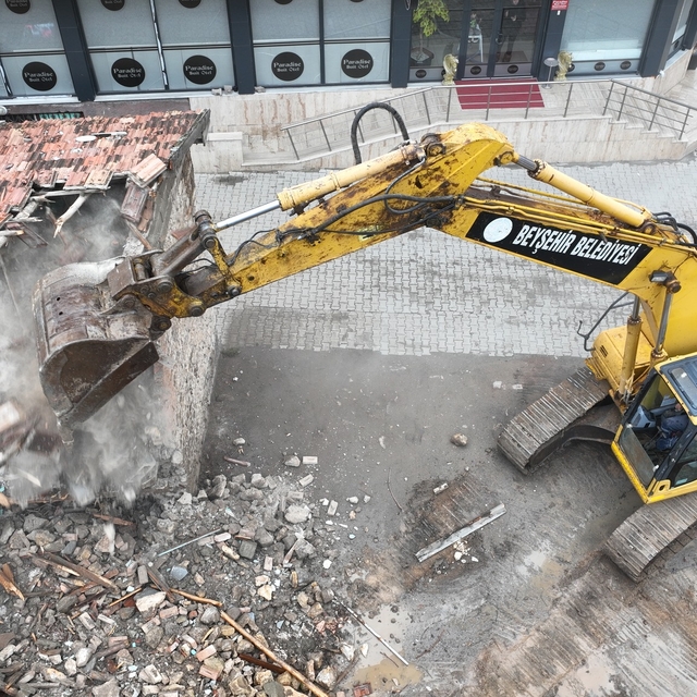 Beyşehir'deki metruk yapılar belediye tarafından yıkılıyor