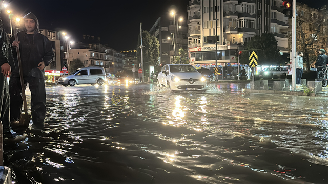 Antalya'da sağanak; şimşekler gökyüzünü aydınlattı (2)