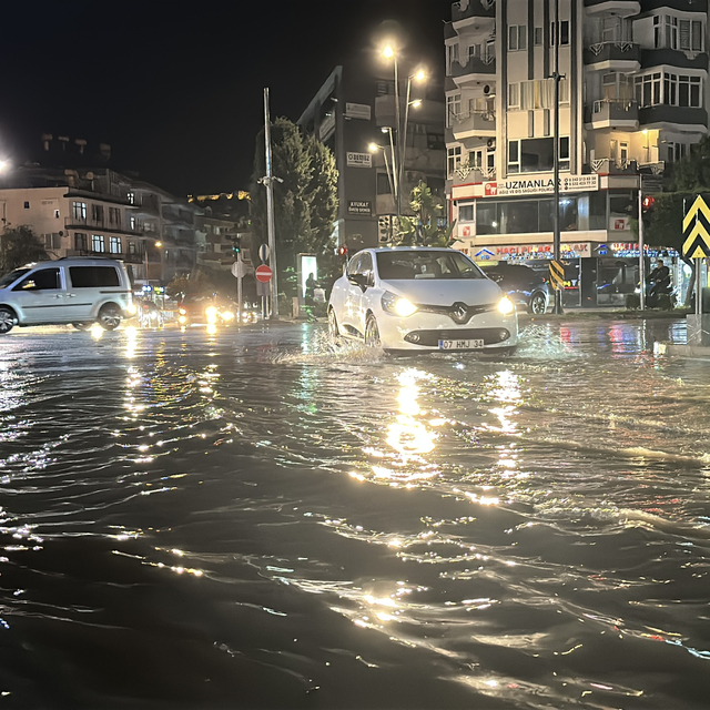 Antalya'da sağanak; şimşekler gökyüzünü aydınlattı (2)