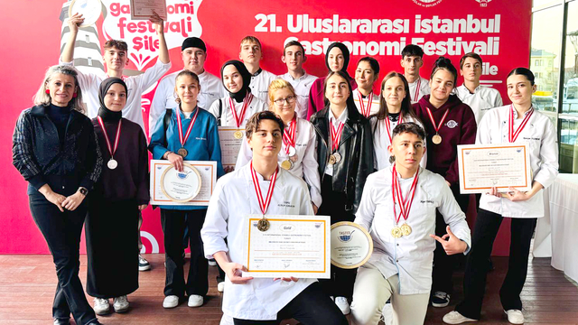 Karamürsel MTAL öğrencileri İstanbul'daki yemek yarışmasında 31 madalya kazandı
