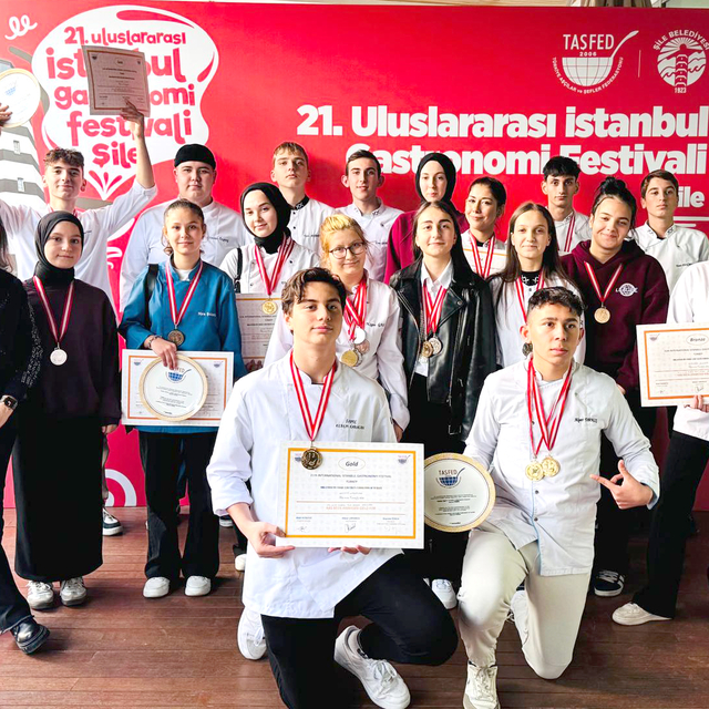 Karamürsel MTAL öğrencileri İstanbul'daki yemek yarışmasında 31 madalya kaz...