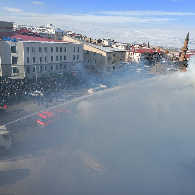 Erzurum'da tarihi Taşambarlar'da yangın (2)