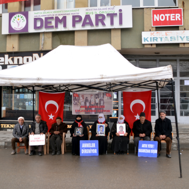 Muşlu aileler DEM Parti binası önündeki eylemlerine devam etti