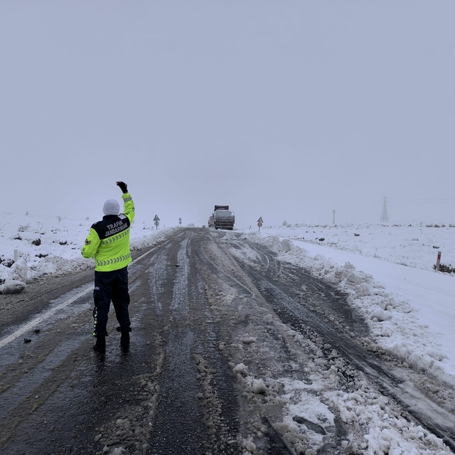 Afyonkarahisar'da kar yağışı etkili oluyor
