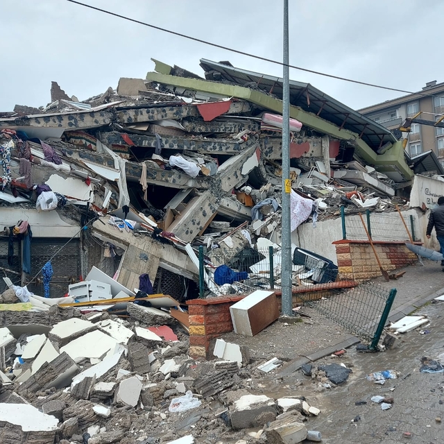 44 kişinin öldüğü site ile ilgili 2 kamu görevlisine 15'er yıla kadar hapis...