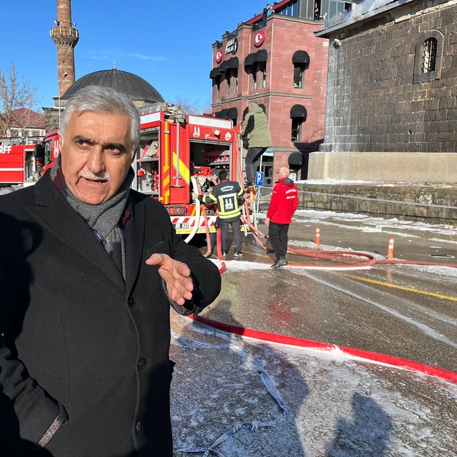 Erzurum'da tarihi Taşambarlar'da yangın (4)