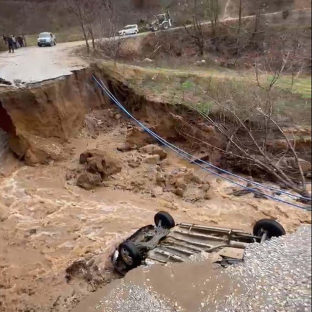 Otomobil, çöken yolda oluşan çukura düştü