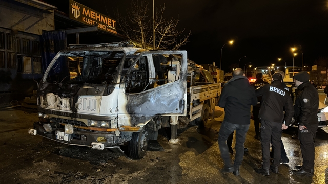 Karaman'da park halindeki çekici yandı