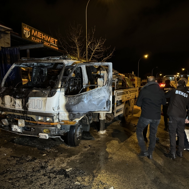 Karaman'da park halindeki çekici yandı