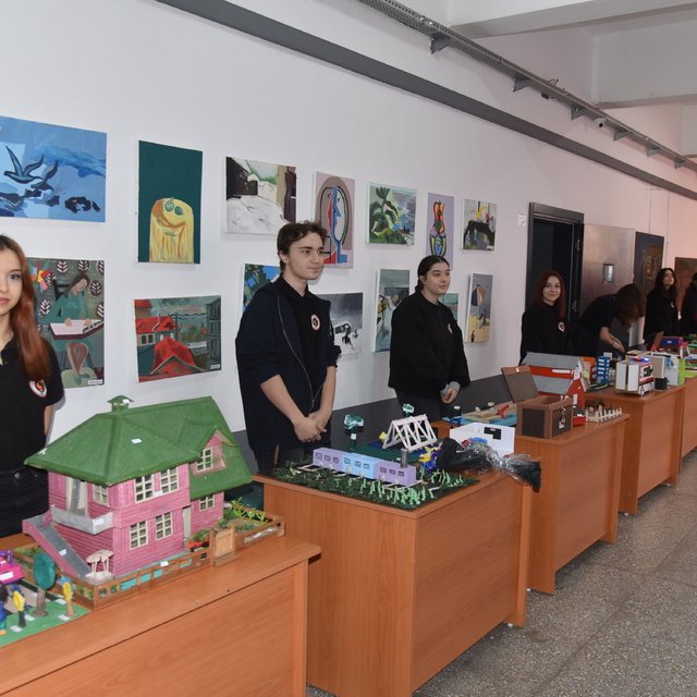 Görele'de öğrenciler İngilizce materyal sergisi düzenledi