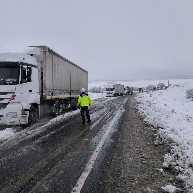 Afyonkarahisar'da kar, ulaşımı olumsuz etkiledi