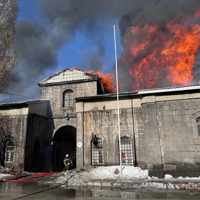 Erzurum'da tarihi Taş Ambarlar'da çıkan yangına müdahale ediliyor