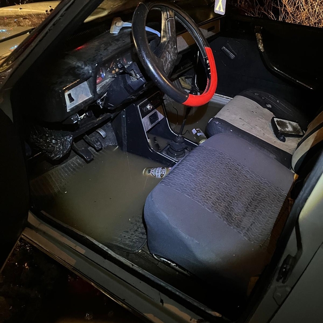 Balıkesir'de debisi yükselen Cüneyt Çayı'nda sürüklenen araçta mahsur kalan...