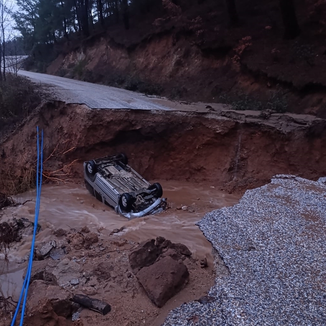 İzmir'de toprak kayması nedeniyle yolda çökme meydana geldi