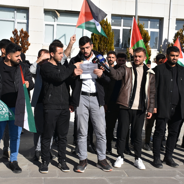 Şırnak'ta üniversite öğrencileri İsrail'in Gazze'ye saldırılarını protesto...