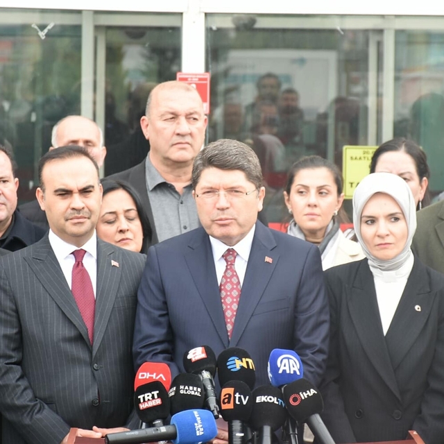 Mühimmat fabrikasındaki patlamada ölen işçiler son yolculuklarına uğurlanıy...