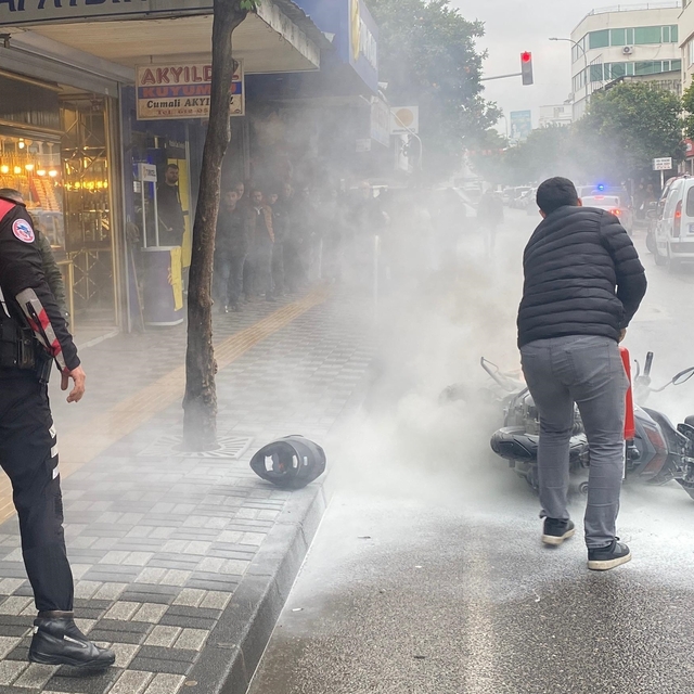 Adana'da bir kişi sürekli arızalandığını öne sürdüğü motosikletini ateşe ve...