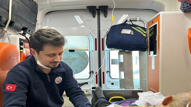 Kastamonu'da 112 ekibi kalp krizi geçirdiği için yolda yatan hastayı hayata döndürdü