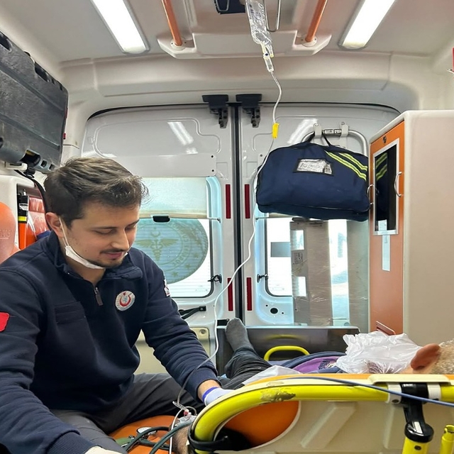 Kastamonu'da 112 ekibi kalp krizi geçirdiği için yolda yatan hastayı hayata...