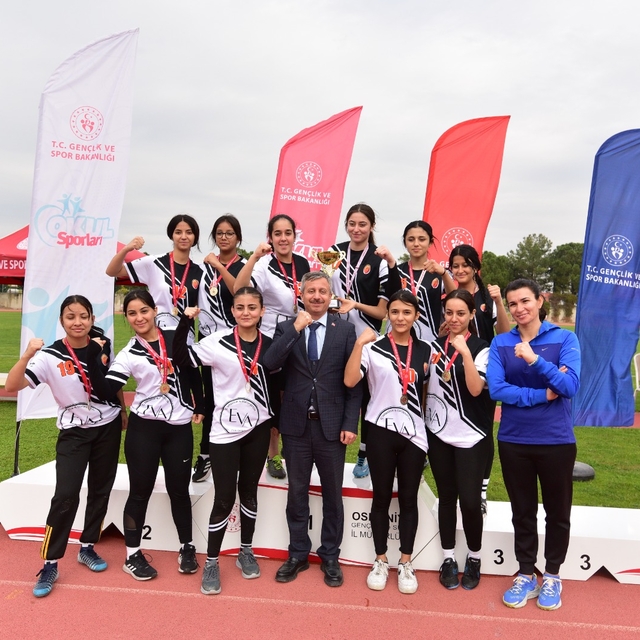 Osmaniye'de Okul Sporları Gençler Ragbi İl Birinciliği müsabakaları tamamla...