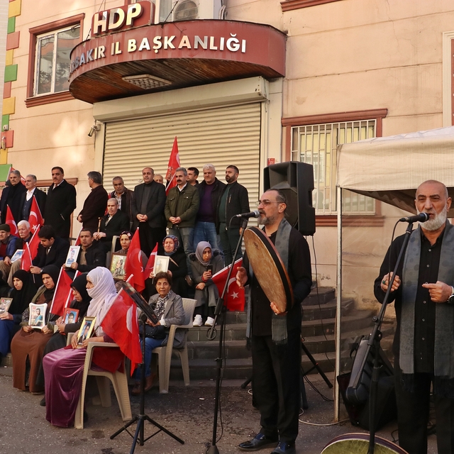Diyarbakır'da evlat nöbeti tutan ailelere dayanışma konseri