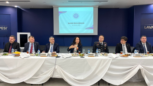 Burdur Valisi Bilgihan, basın mensuplarıyla bir araya geldi
