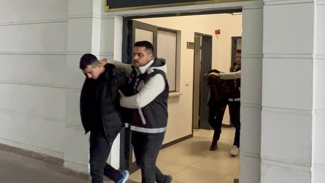 Kocaeli'de kendilerini polis olarak tanıtıp dolandırıcılık yapan 4 zanlı tutuklandı