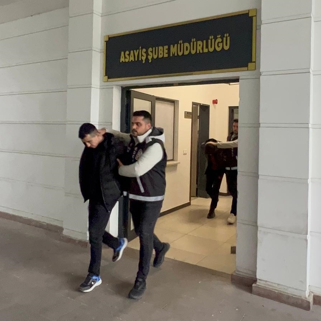 Kocaeli'de kendilerini polis olarak tanıtıp dolandırıcılık yapan 4 zanlı tu...