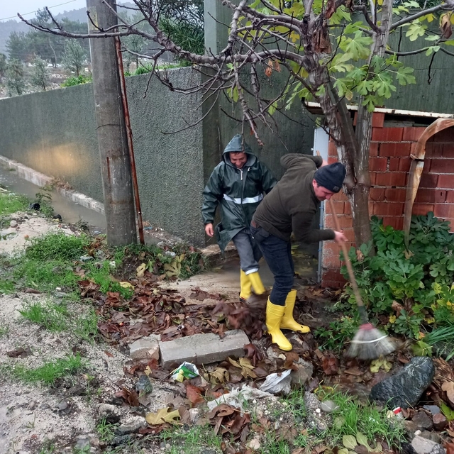 Kemer'de belediye ekipleri çalışmalarını sürdürdü