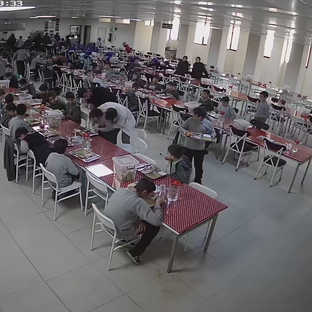 Nefes borusuna yiyecek kaçan öğrencisini 'Heimlich' manevrasıyla kurtardı