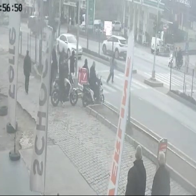 Karşıya geçmeye çalışan yayaya otomobil çarptı; kaza anı kamerada