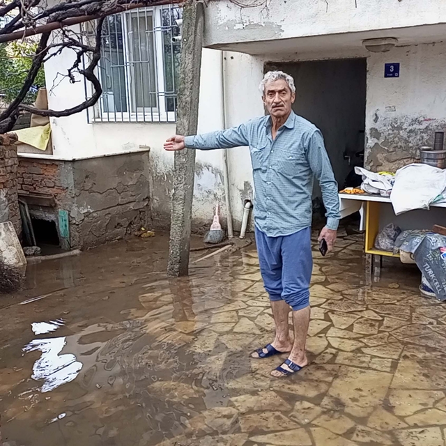 Nazilli'de sağanak; su basan bodrum kattaki aileyi ekipler kurtardı