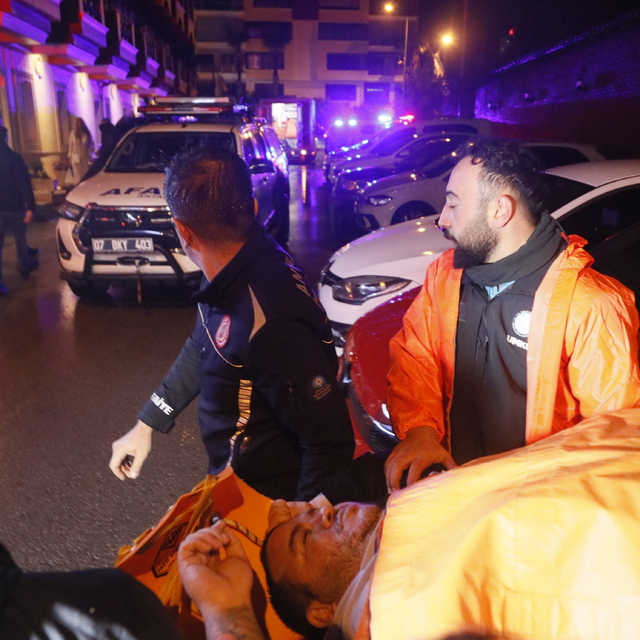 Telefonla konuşurken bastığı tahta kırılınca falezlerden denize düştü