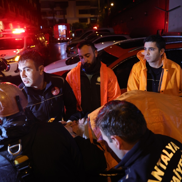 Antalya'da falezlerdeki restorandan denize düşen aşçıbaşını itfaiye ekibi k...